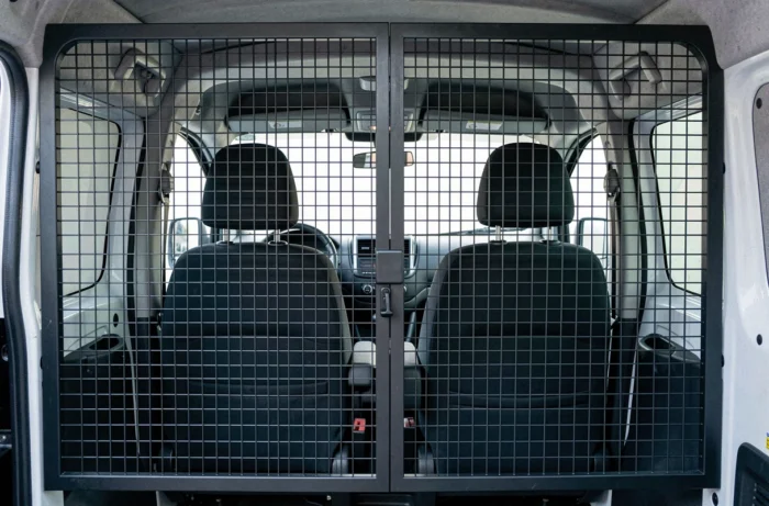 Séparation grillagée entre la cabine conducteur et la zone de charge d'un Peugeot Expert, grille en acier soudé avec trappe d'accès centrale